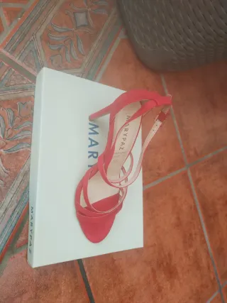 Zapatos de tacón rojos y rosas