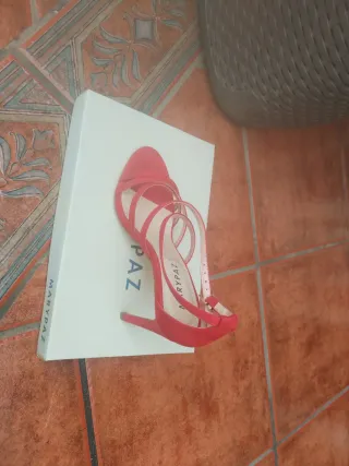 Zapatos de tacón rojos y rosas