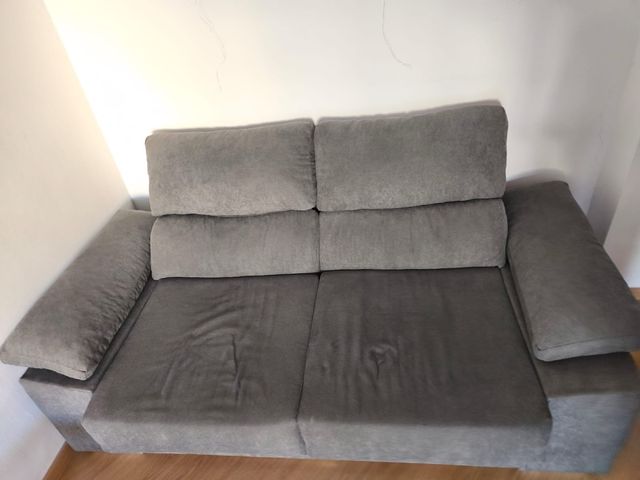 Sofá gris de tela