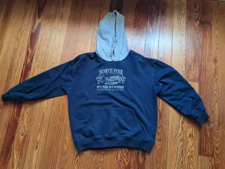 Sudadera azul y gris con capucha