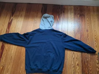 Sudadera azul y gris con capucha