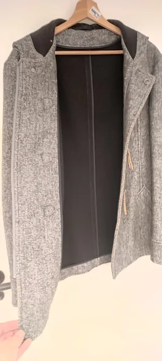 Abrigo con capucha gris y negro