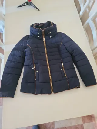 Plumas señora azul con detalles dorados