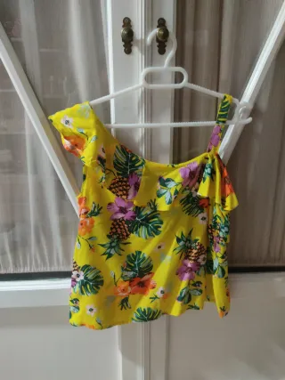 Camisa asimétrica chica estampado tropical