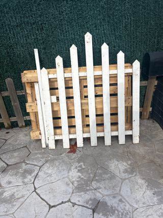 Puerta de jardín de metal blanca