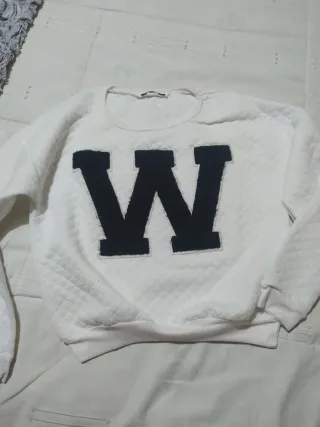 Sudadera Zara Blanca con W