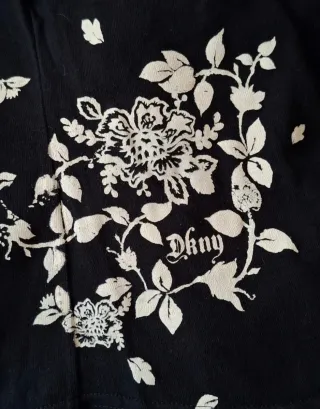 Camiseta DKNY manga larga con motivo floral