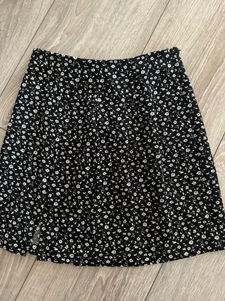 Falda mini floral negra y blanca