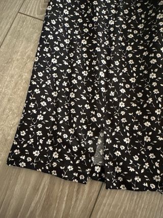 Falda mini floral negra y blanca
