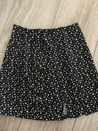 Falda mini floral negra y blanca
