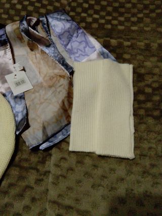 Fular y gorro beige