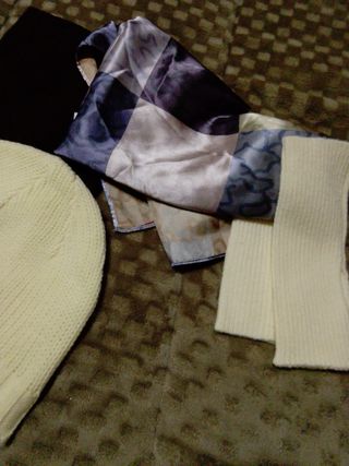 Fular y gorro beige