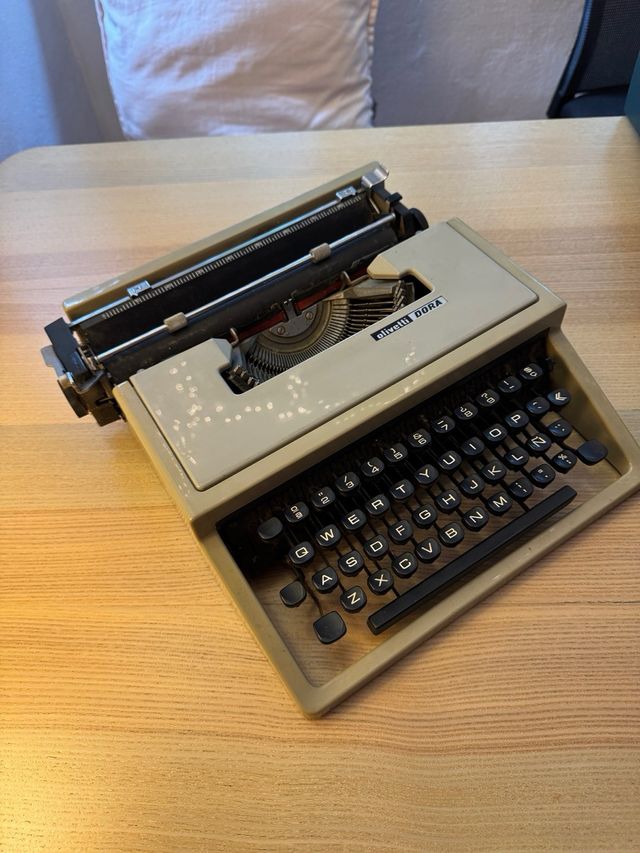 Macchina da scrivere vintage color crema
