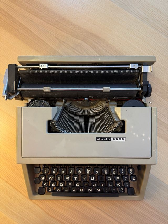 Macchina da scrivere vintage color crema