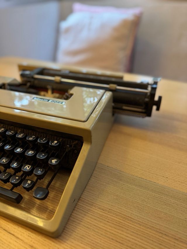 Macchina da scrivere vintage color crema