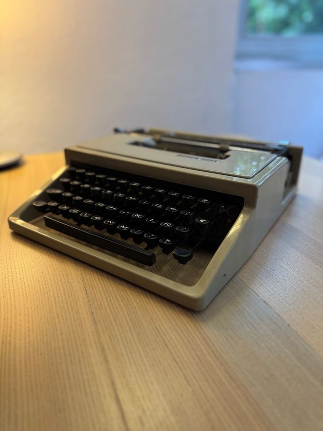 Macchina da scrivere vintage color crema