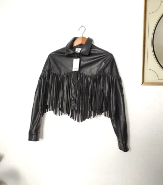 Cazadora chaqueta flecos negra crop polipiel