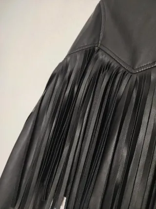 Cazadora chaqueta flecos negra crop polipiel