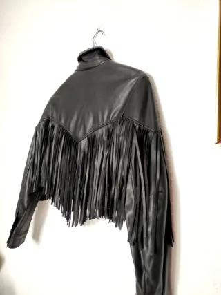 Cazadora chaqueta flecos negra crop polipiel