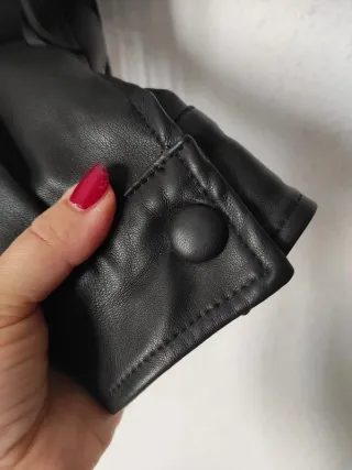 Cazadora chaqueta flecos negra crop polipiel