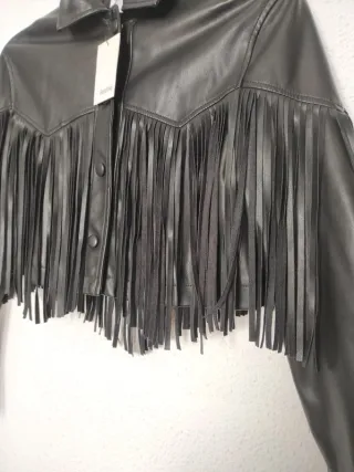 Cazadora chaqueta flecos negra crop polipiel