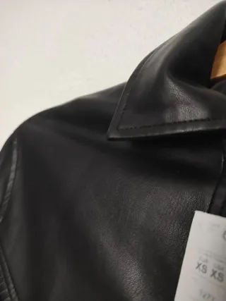 Cazadora chaqueta flecos negra crop polipiel