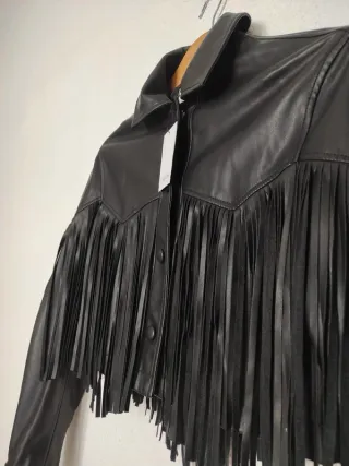 Cazadora chaqueta flecos negra crop polipiel