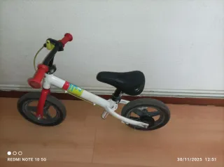 Bicicleta sin pedales blanca y roja