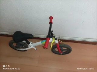 Bicicleta sin pedales blanca y roja