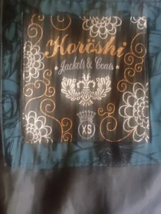 Abrigo acolchado con capucha y estampado