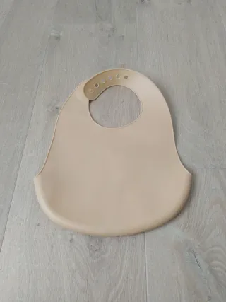 Babero silicona bebé con recogemigas