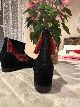 Botines Desigual negros y rojos nuevos