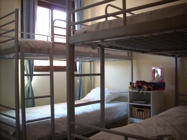 Litera Ikea SVARTA gris metal con colchones