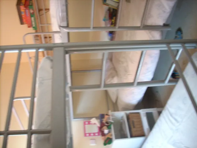 Litera Ikea SVARTA gris metal con colchones