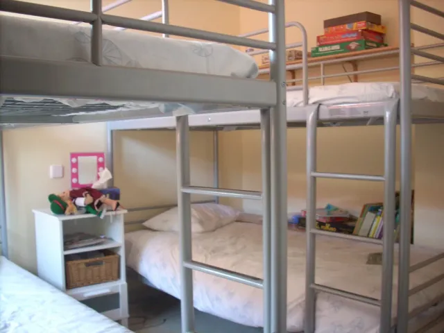 Litera Ikea SVARTA gris metal con colchones