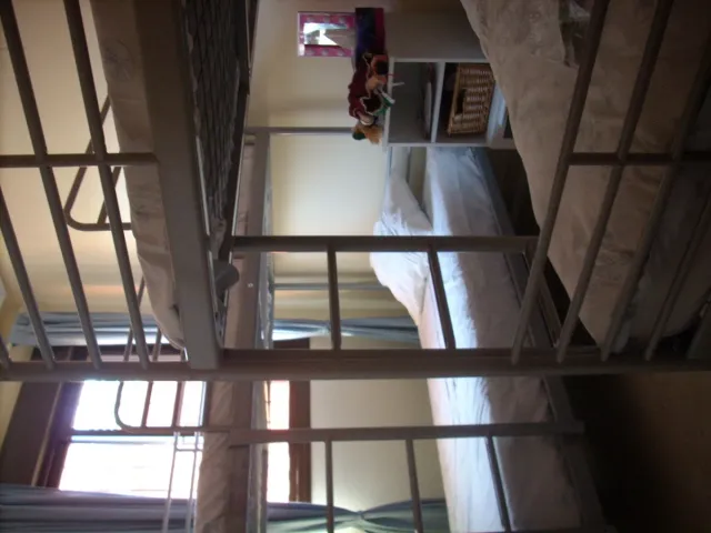 Litera Ikea SVARTA gris metal con colchones