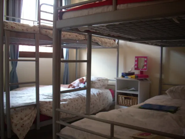 Litera Ikea SVARTA gris metal con colchones