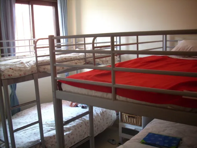 Litera Ikea SVARTA gris metal con colchones