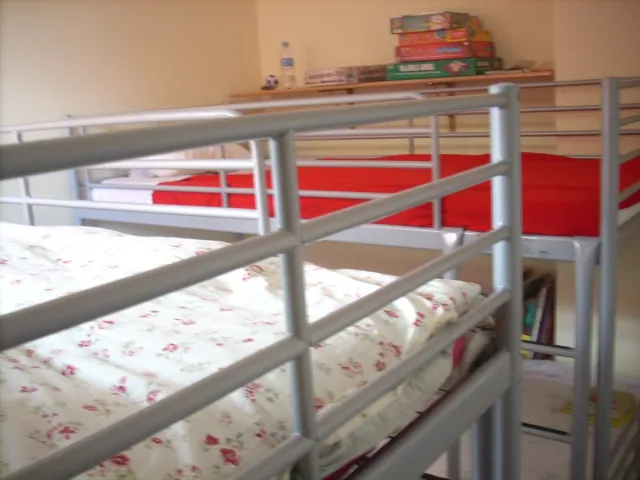 Litera Ikea SVARTA gris metal con colchones