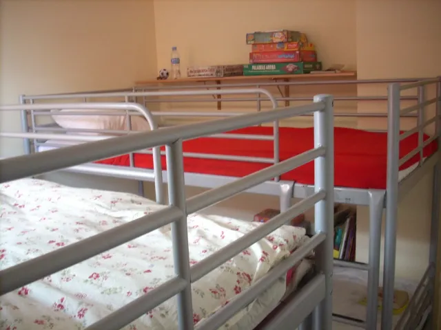 Litera Ikea SVARTA gris metal con colchones