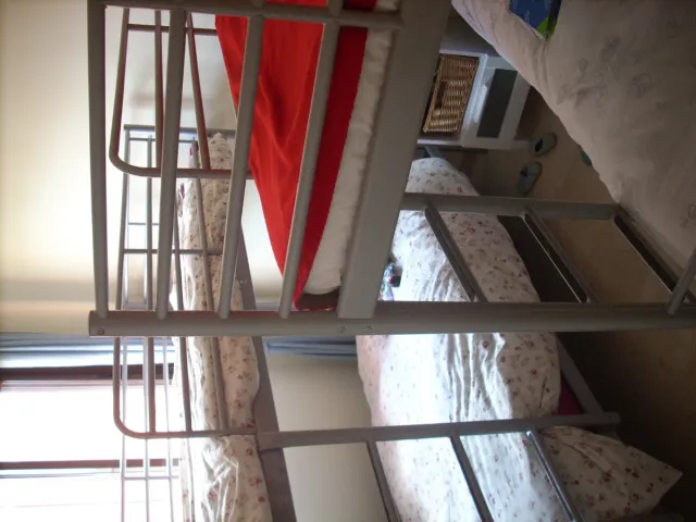 Litera Ikea SVARTA gris metal con colchones