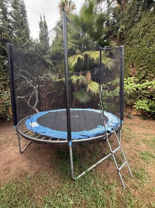 Cama elástica con red y escalera