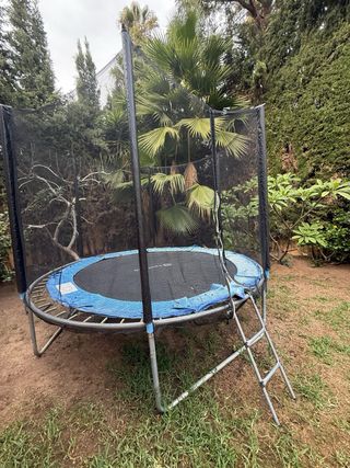 Cama elástica con red y escalera