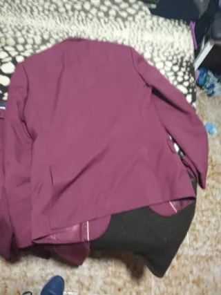 Traje de hombre morado  1/25€ 2/40€