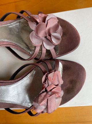 Tacones de color rosa, talla 39, marca Manolita.