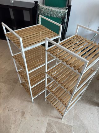 Estantería de madera y metal