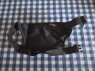 Riñonera negra con jilguero