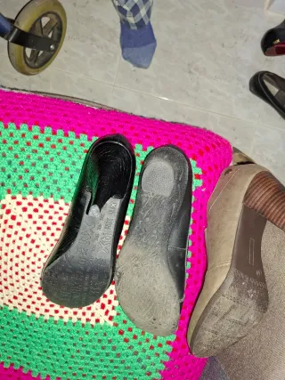 Zapatos de tacón negros y marrones