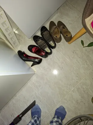 Zapatos de tacón negros y marrones