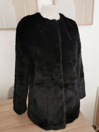 Abrigo de pelo negro